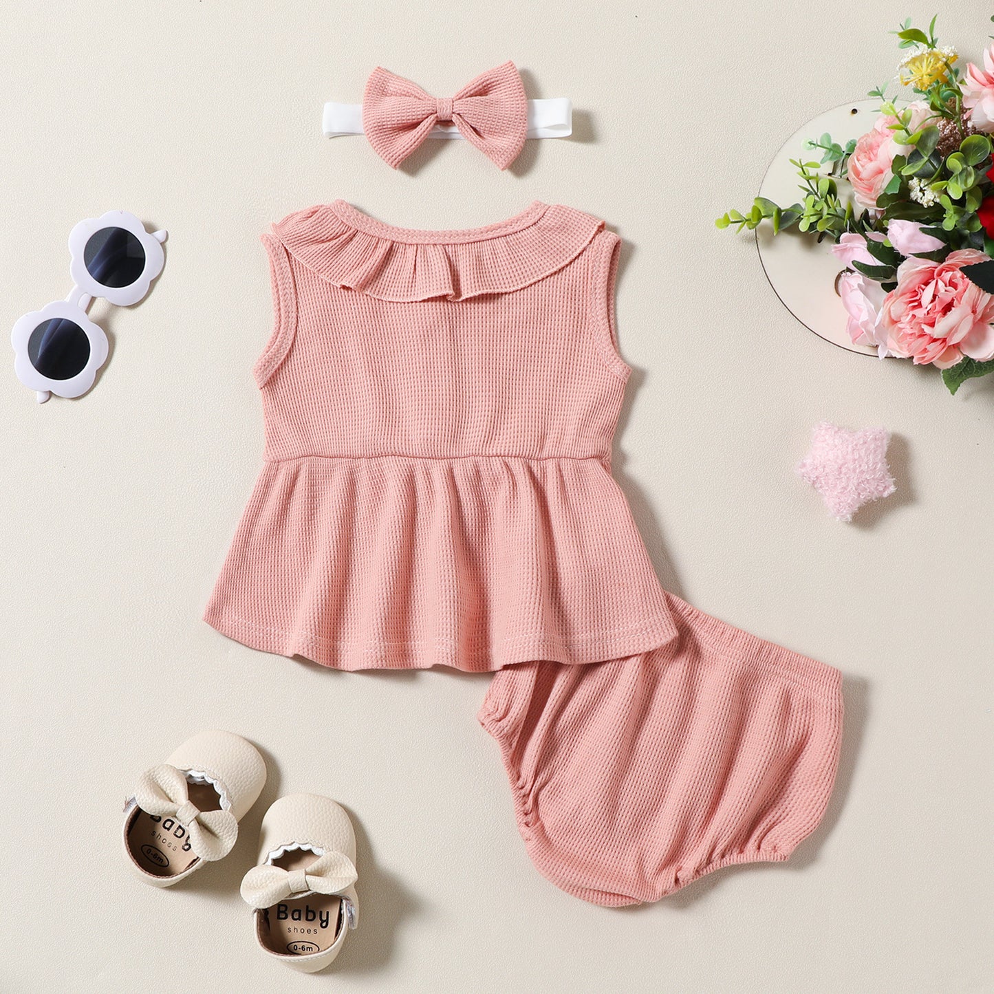 Ensemble trois pièces robe sans manches, short et coiffe pour fille